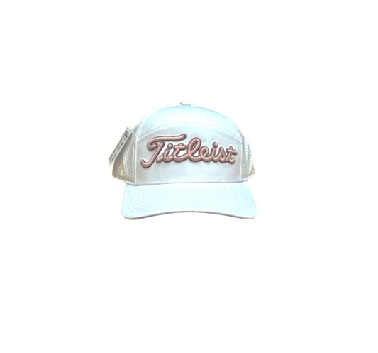 Gorra Titleist Blanca con logo rosa pastel